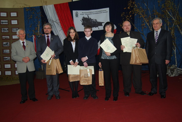 Po wręczeniu nagród pierwszej grupie laureatów: Jerzy Rossowski, dyr. Adam Jabłonka (SP w Kalinowie), Dorota Jadeszko (Gimn. w Lubawce), Marcin Kołecki (Gimn. w Grudziądzu), Anna Ignaszak (ZSP Kalisz), Piotr Rusek (naucz. Gimn. w Świebodzicach), prof. Albin Głowacki.